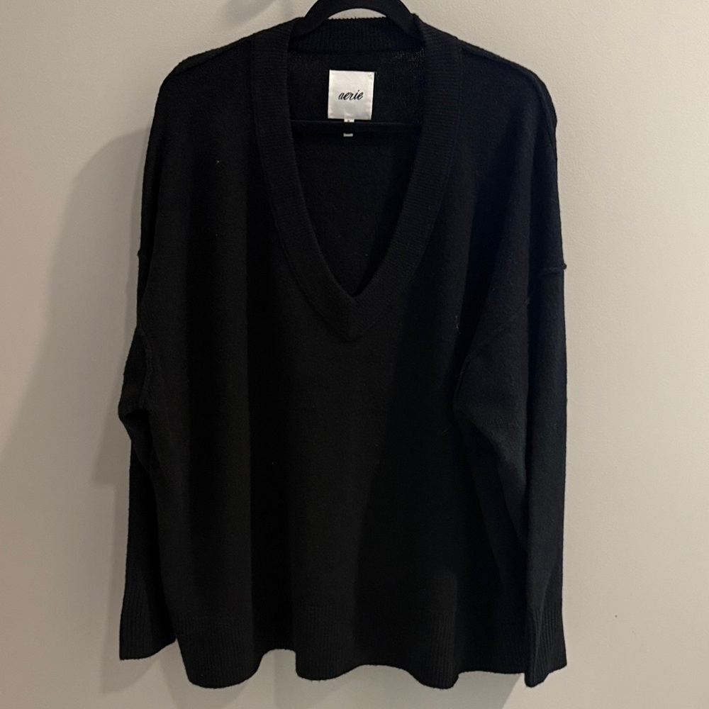 NWOT AERIE BLACK V-NECK SWEATER